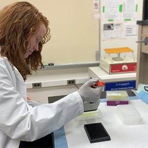 kelsey using a pipet in the lab