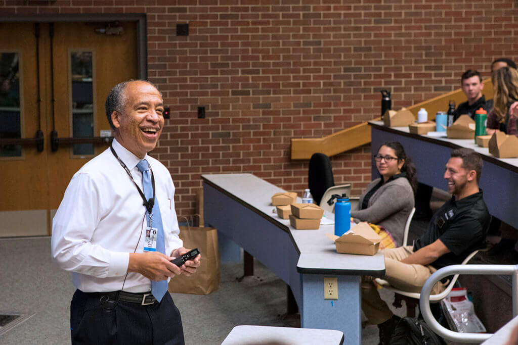 Dean Reed stands in front of veterinary students seated in Lynn 1136