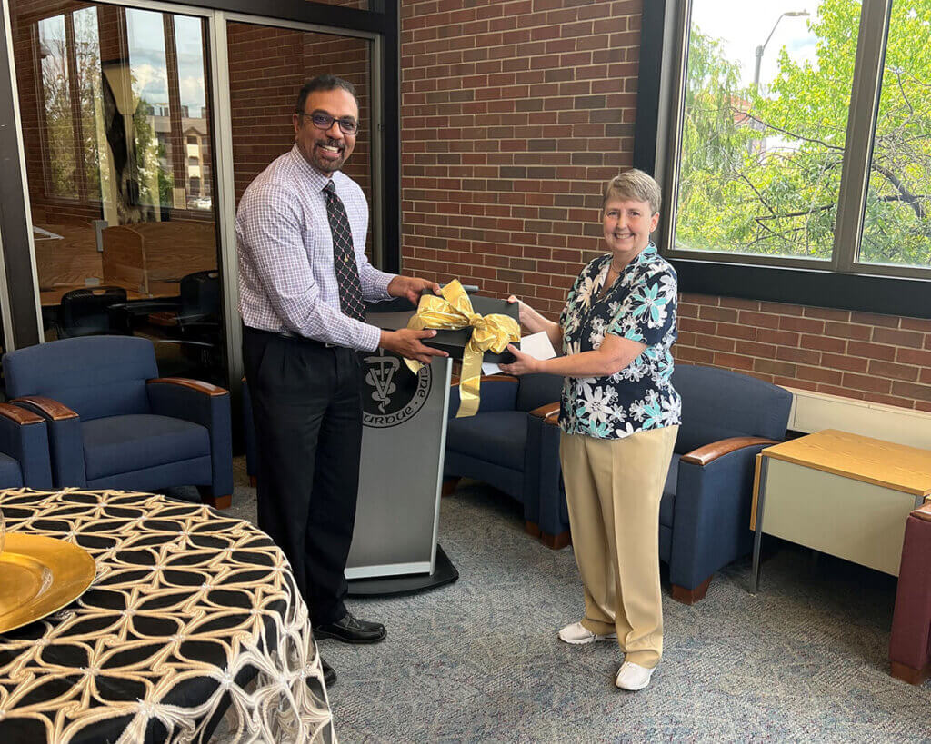 Dr. Regina Kreisle receives a gift