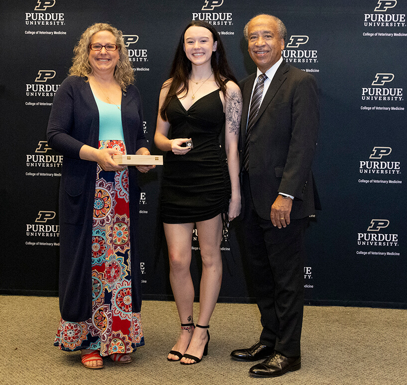 Anastasia Sweet con Dean Reed y Holly McCalip después de haber sido nombrada ganadora del Premio a la Competencia Técnica Más Alta.