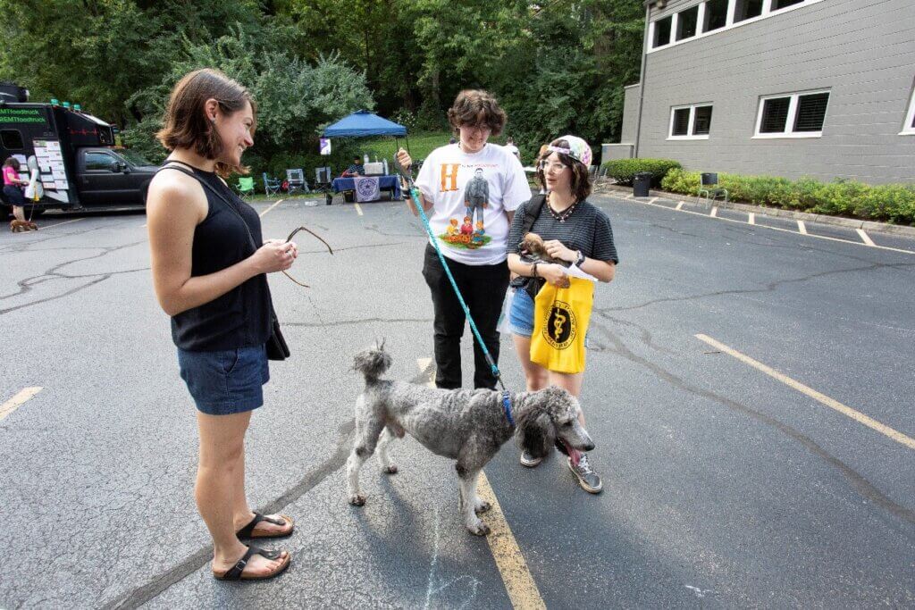 La Dre Jessica Ogden, professeure adjointe de clinique en chirurgie des tissus mous des petits animaux, a aimé rendre visite aux propriétaires de chiens lorsqu'elle s'est arrêtée au kiosque de Purdue Veterinary Medicine lors de l'événement Art Bark 'n Brew.