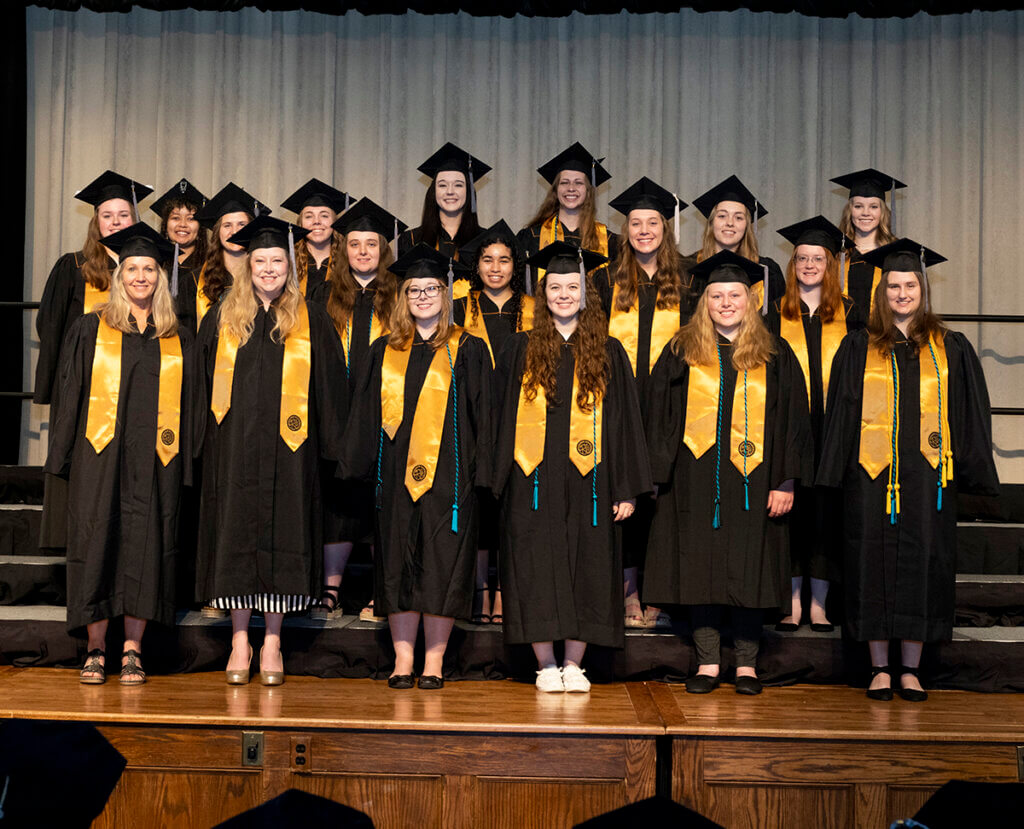 Veterinary Nursing graduates join together on stage to recite their professional oath