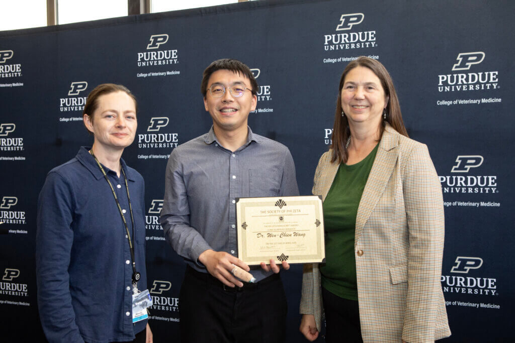 Dr. Wen-Chien Wang, recipient of the Phi Zeta Manuscript Award for Clinical/Applied Research, is honored by Dr. Wendy Beauvais and Associate Dean for Research Susan Mendrysa